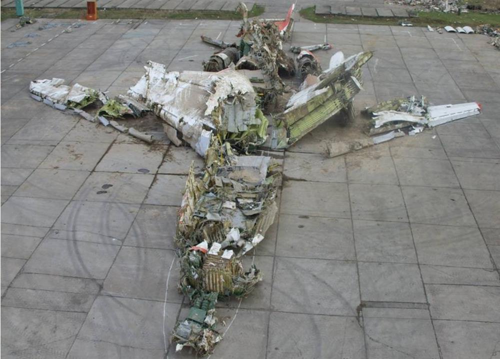 Sestavování trosek při vyšetřování (Zdroj: Final Report Tu-154M tail No. 101)